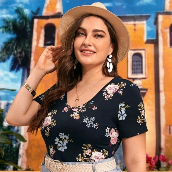 Scoop Neck Floral Tee - Picture 1 of 2